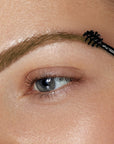 image du fixateur blonde sur un sourcil