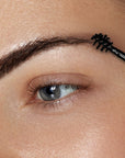 image du fixateur brun chocolat sur un sourcil