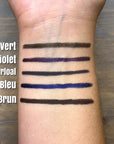 échantillon des couleurs de crayon hydrofuge mécanique sur un bras