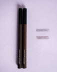 image des deux stylo à sourcils avec traits sur une feuille