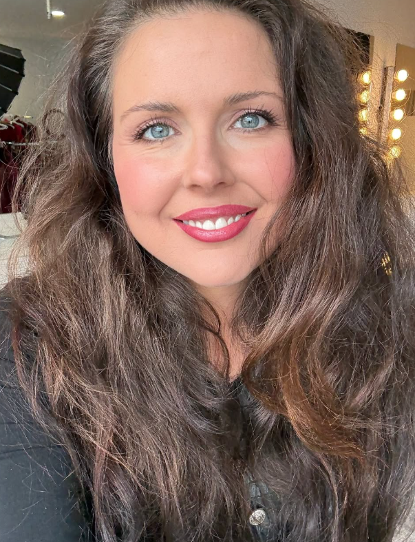 Voyager pour créer, maquiller pour se souvenir.