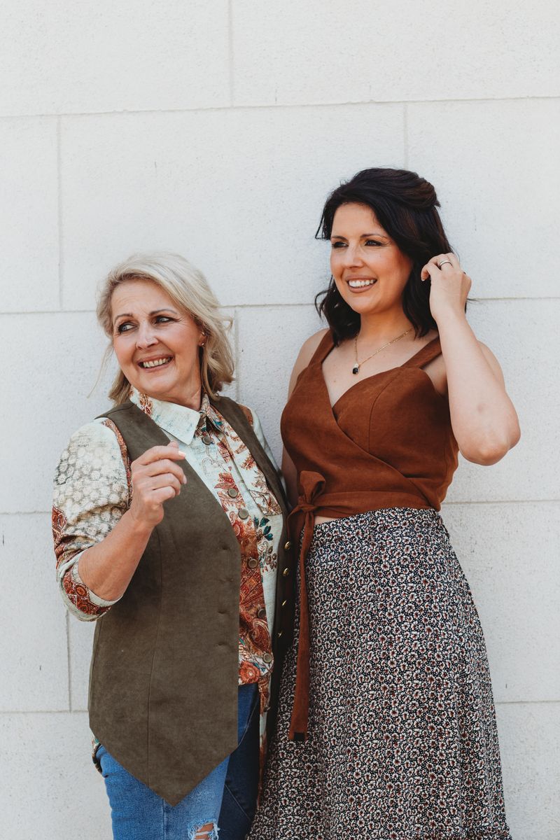 Pourquoi la relation mère-fille est-elle si complexe (et comment elle façonne la femme que nous devenons)? 💕