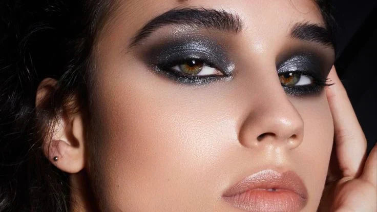 Regard envoûtant : l’art du smoky-eye.