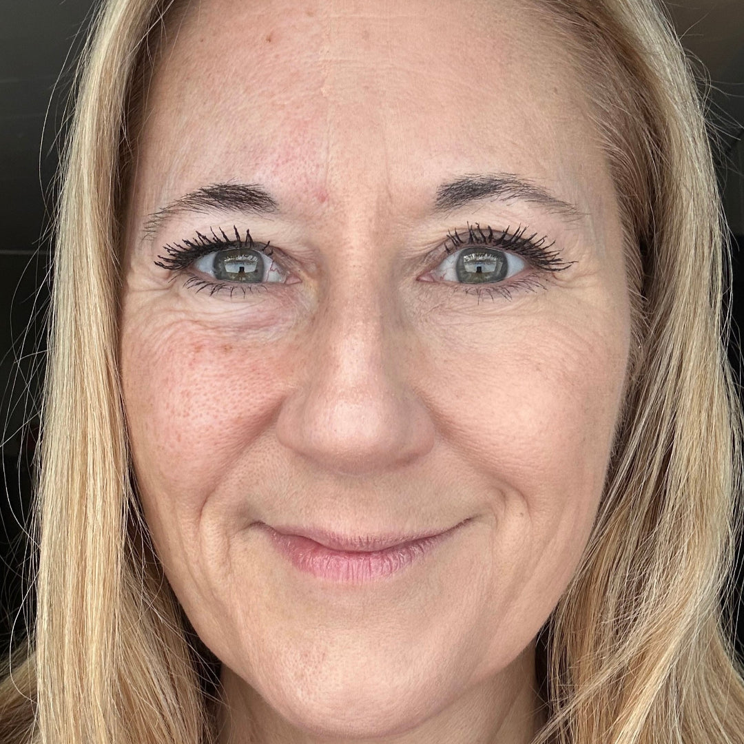 Image de la BB crème ARTIST, côté gauche sans et côté droit avec