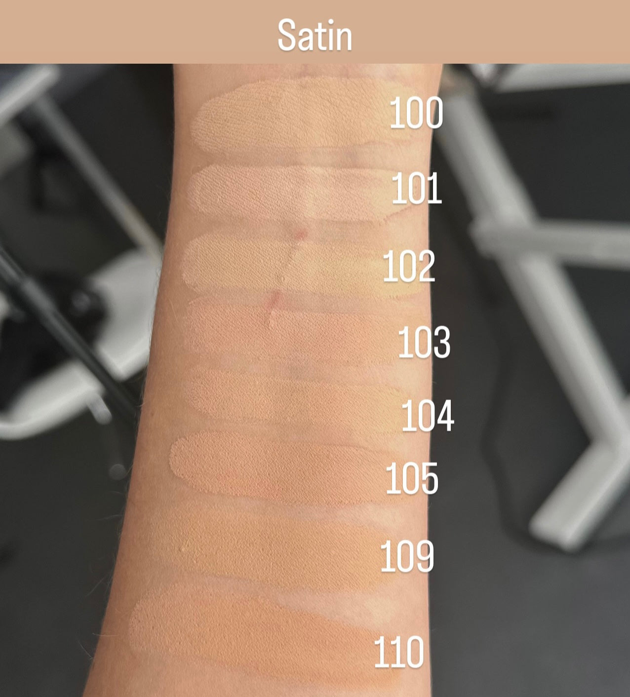 échantillon des couleurs fond de teint satin sur un bras