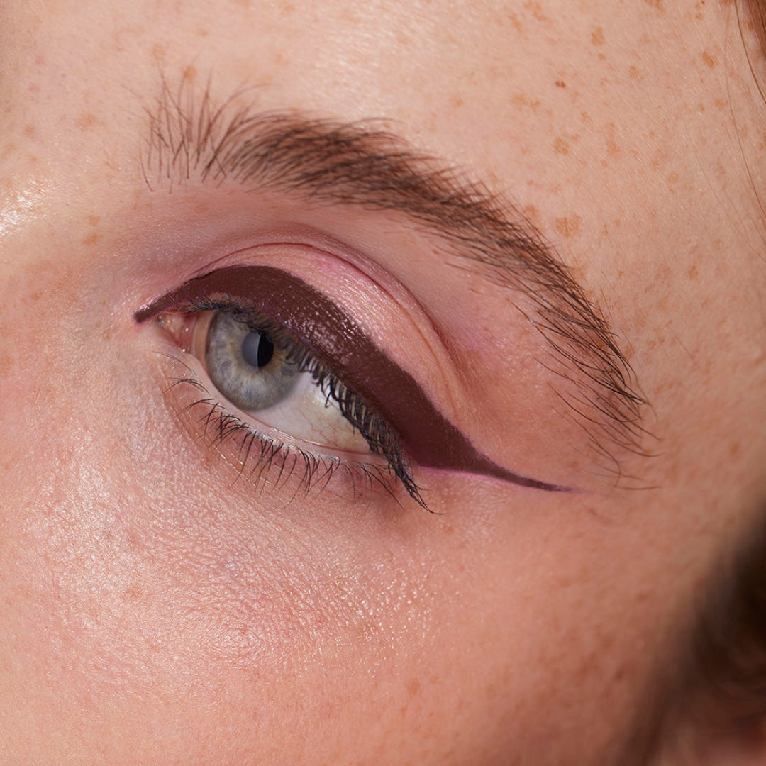 image d'un oeil ayant une ligne d'Eyeliner double embout ARTIST brun