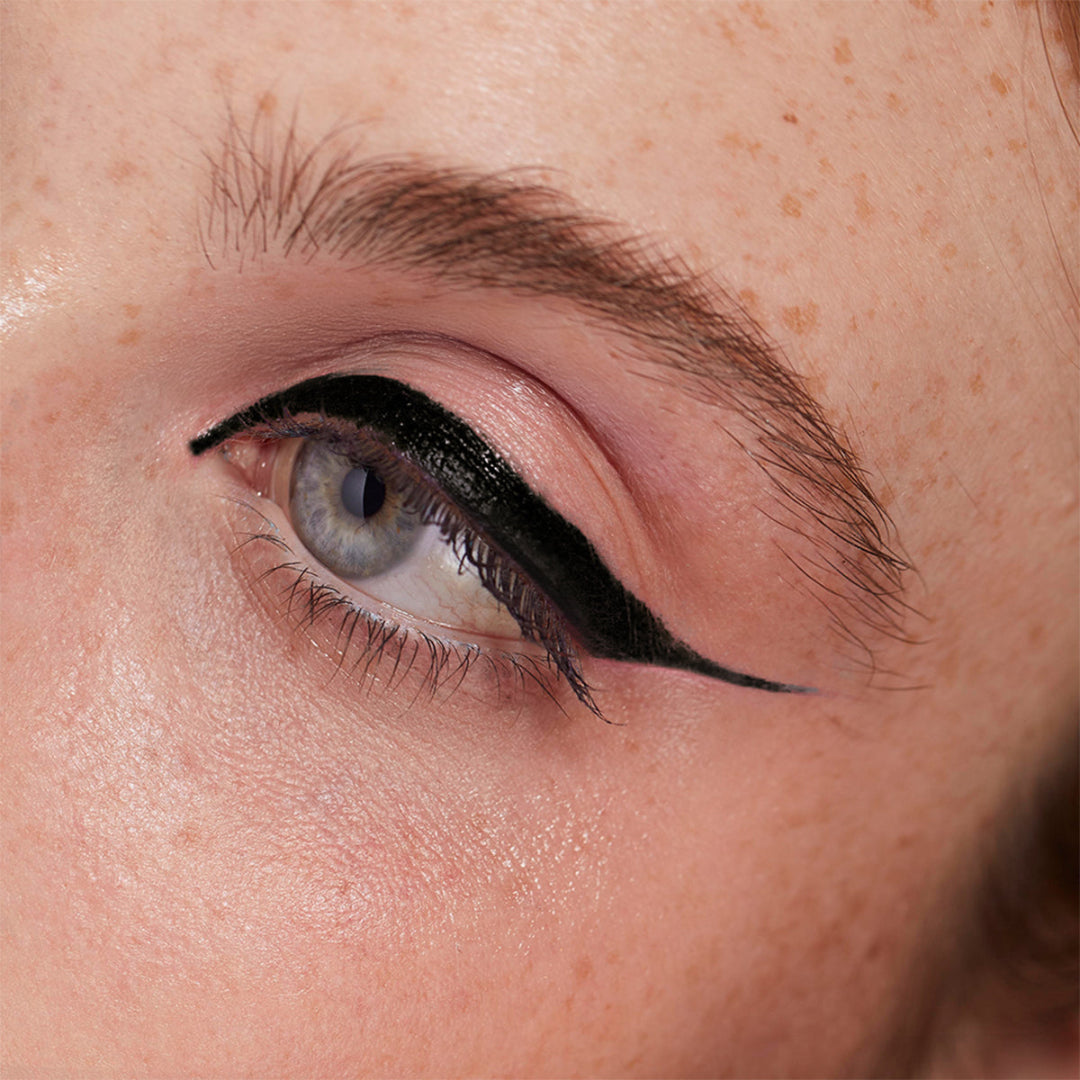 image d'un oeil ayant une ligne d'Eyeliner double embout ARTIST noir