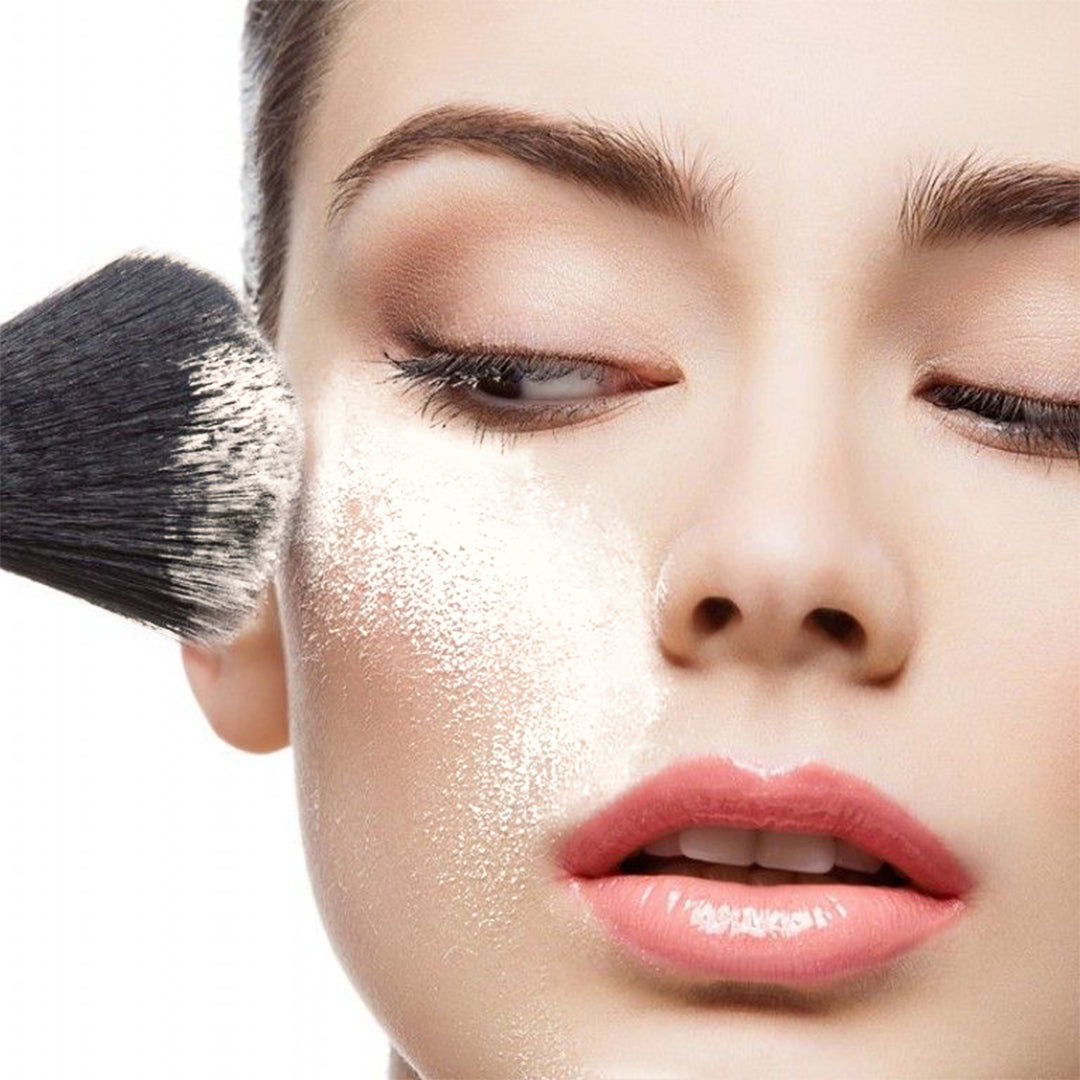 Image de la poudre libre translucide sur la peau