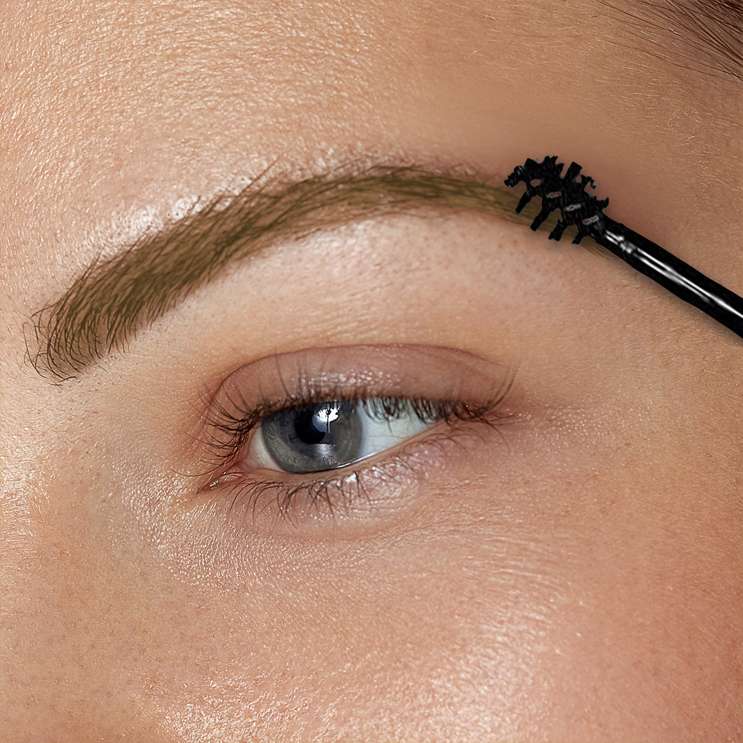 image du fixateur blonde sur un sourcil