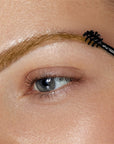 image du fixateur blond-roux sur un sourcil