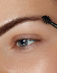 image du fixateur brun sur un sourcil