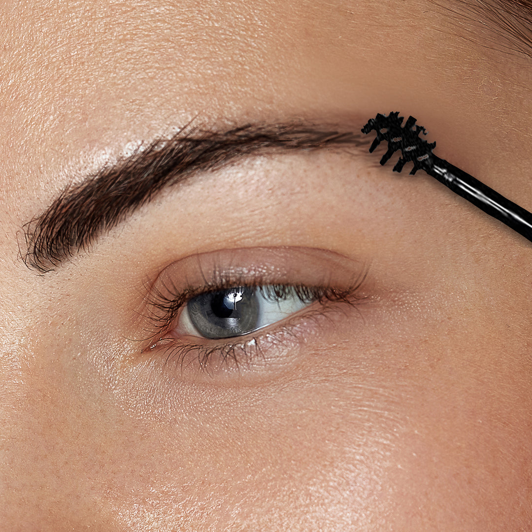 image du fixateur brun chocolat sur un sourcil