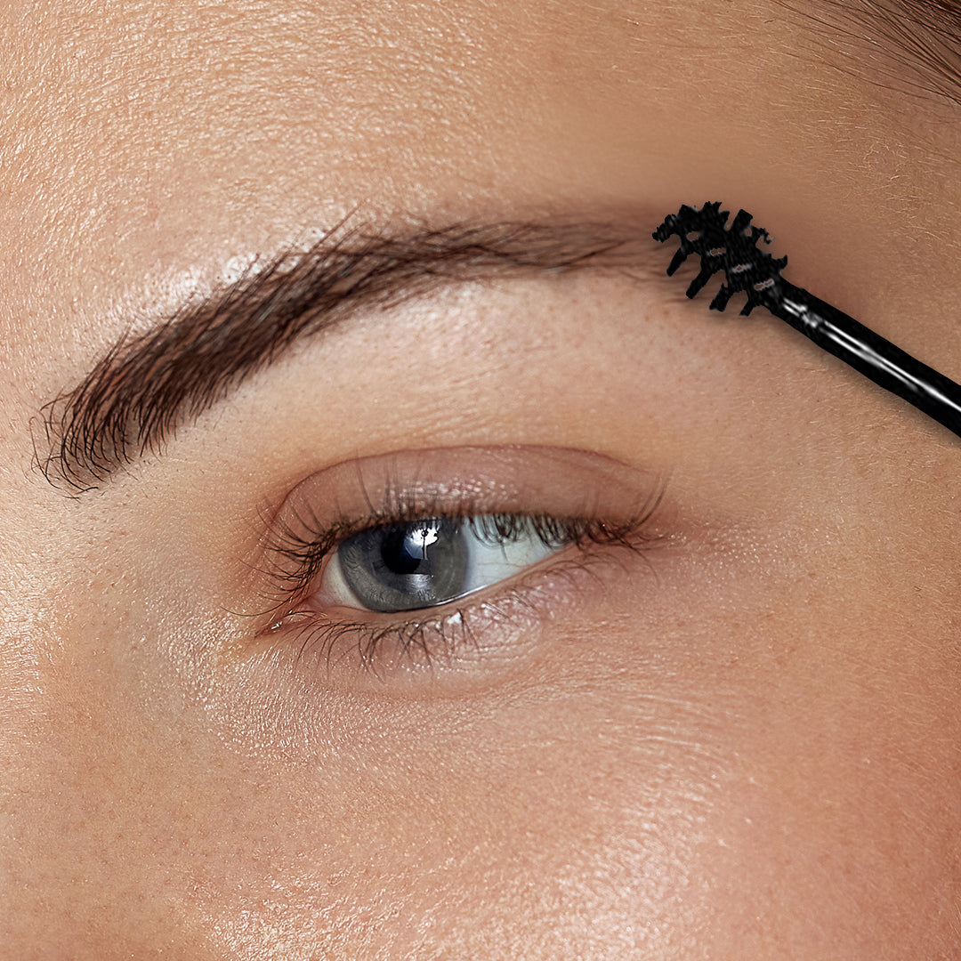 image du fixateur transparent sur un sourcil