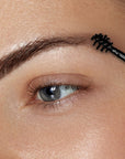 image du fixateur transparent sur un sourcil