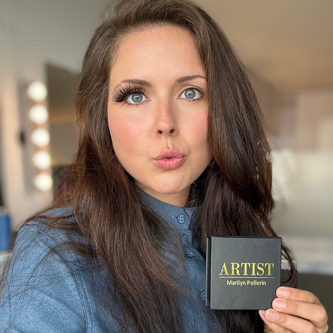 image d'un visage avec faux-cils extravagante