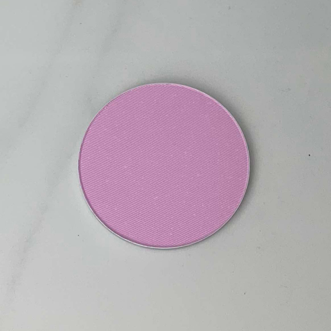 Image de la poudre translucide lilas ARTIST sur fond blanc