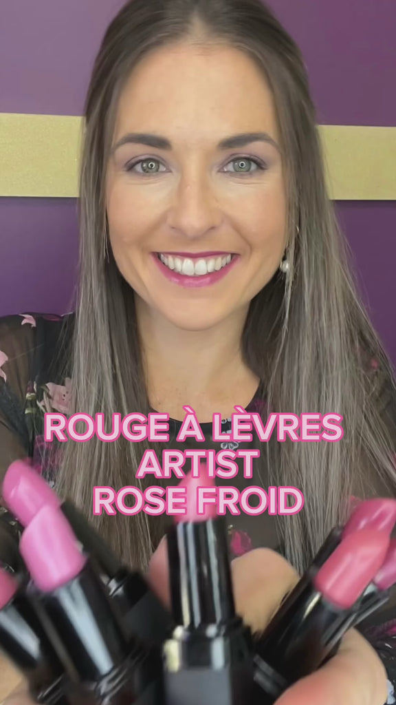 Vidéo des rouges à lèvres roses froids sur les lèvres