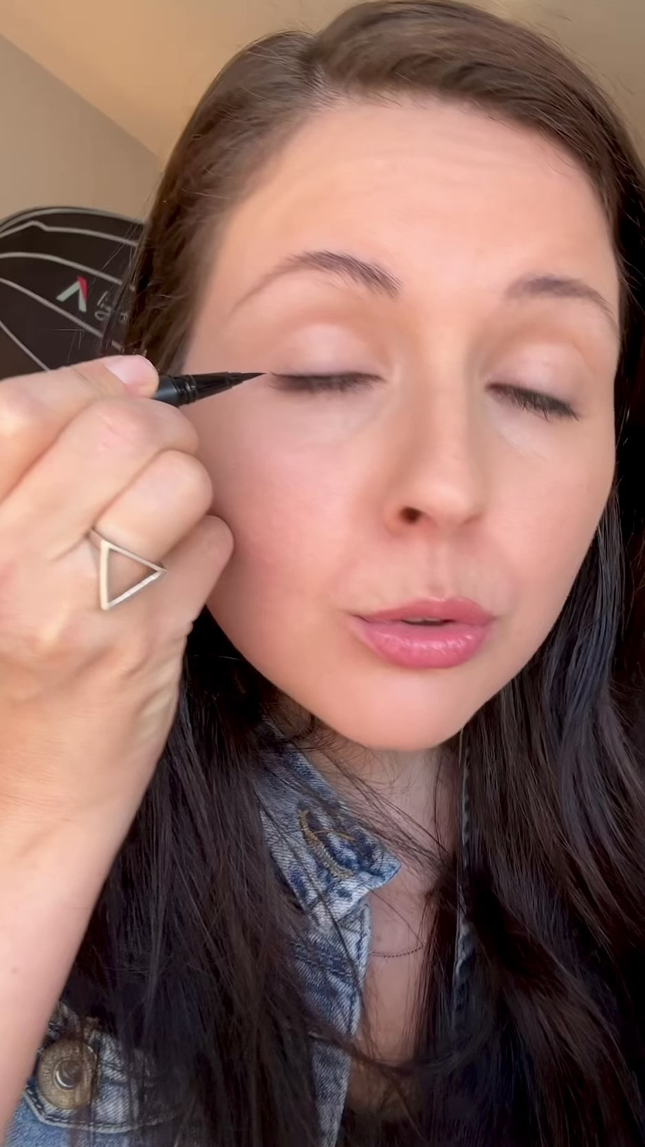 Vidéo sur le Eyeliner deux embouts longue tenue ARTIST