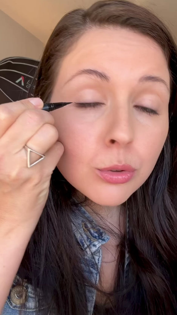 Vidéo sur le Eyeliner deux embouts longue tenue ARTIST